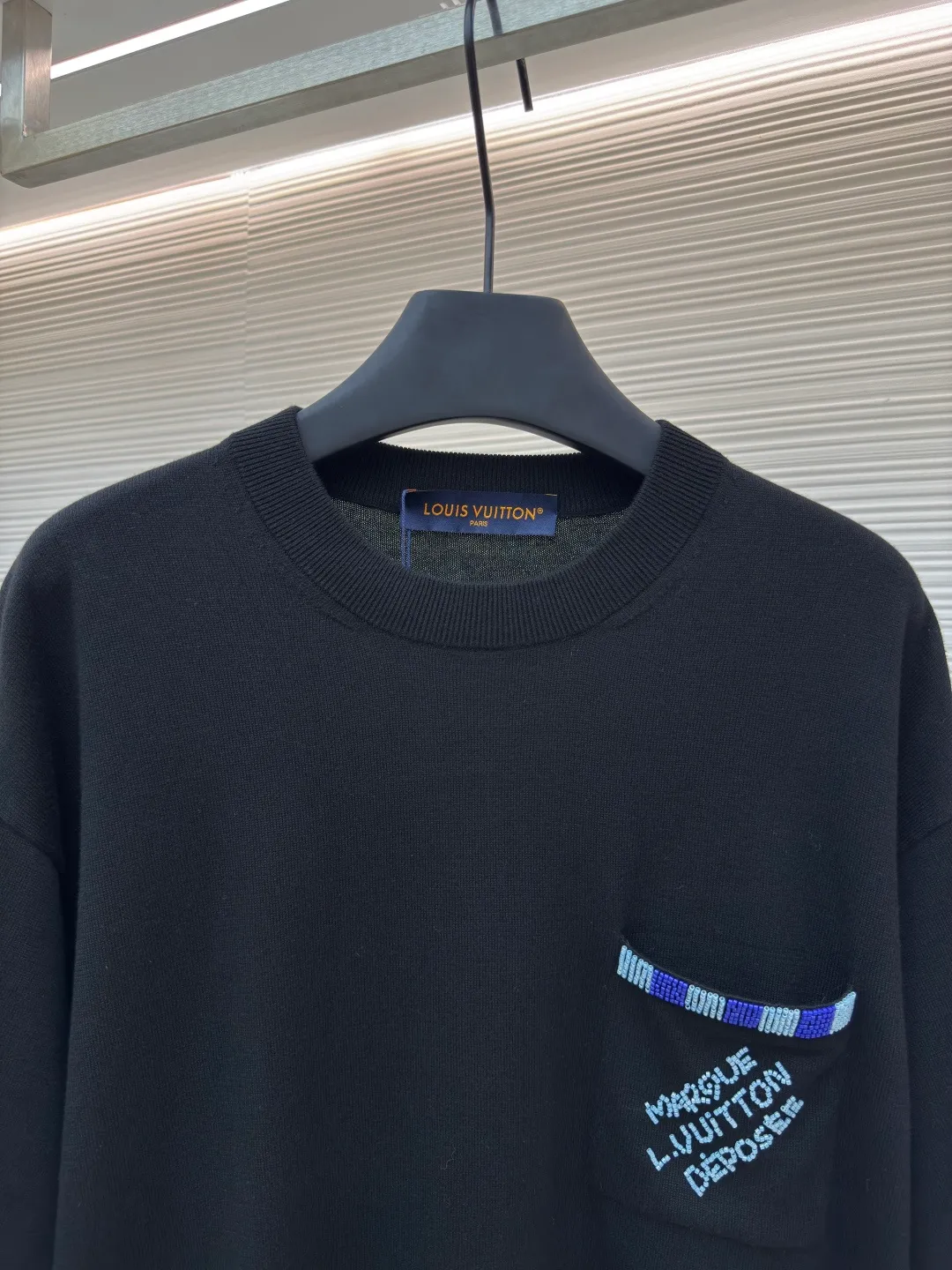 LOUISVUITTON Pocket embroidered beaded woolen short sleeves ●Authentic product: purchased and developed for 11700 ●Item number: 1680099-A65 ●Fabric: long-staple cotton ●Technology: singeing ●Version: fitted version ●Weight: about 310 grams ●Size: XS-S-M-L ●Description: Developed and produced, the wool material is customized according to the original version, using singeed mercerized long-staple cotton and high-quality nylon. First, singeed mercerized long-staple cotton is used, and the color is dyed and batched at a ratio of 1:1 according to the original version, and then the yarn and nylon are set-dyed. Both yarns must be set-dyed, and the color similarity is as high as 95%. Only the above can be used for spinning. The singeed mercerized long-staple cotton yarn is made of 100% top-grade long-staple cotton. It is fully combed and tightly matched + singed mercerized process. It strives for excellence. It not only retains the simplicity and gentleness of pure cotton, but also gives it a noble temperament like silk. The color is beautiful, the touch is gentle and delicate, and you can enjoy silky smoothness. The overall wiring is straight and delicate, the fabric is comfortable and soft, and the color is consistent without color difference. It can be matched with the same style to create a fashionable look and control various occasions. Customized accessories, complete with three standards, same style for men and women!